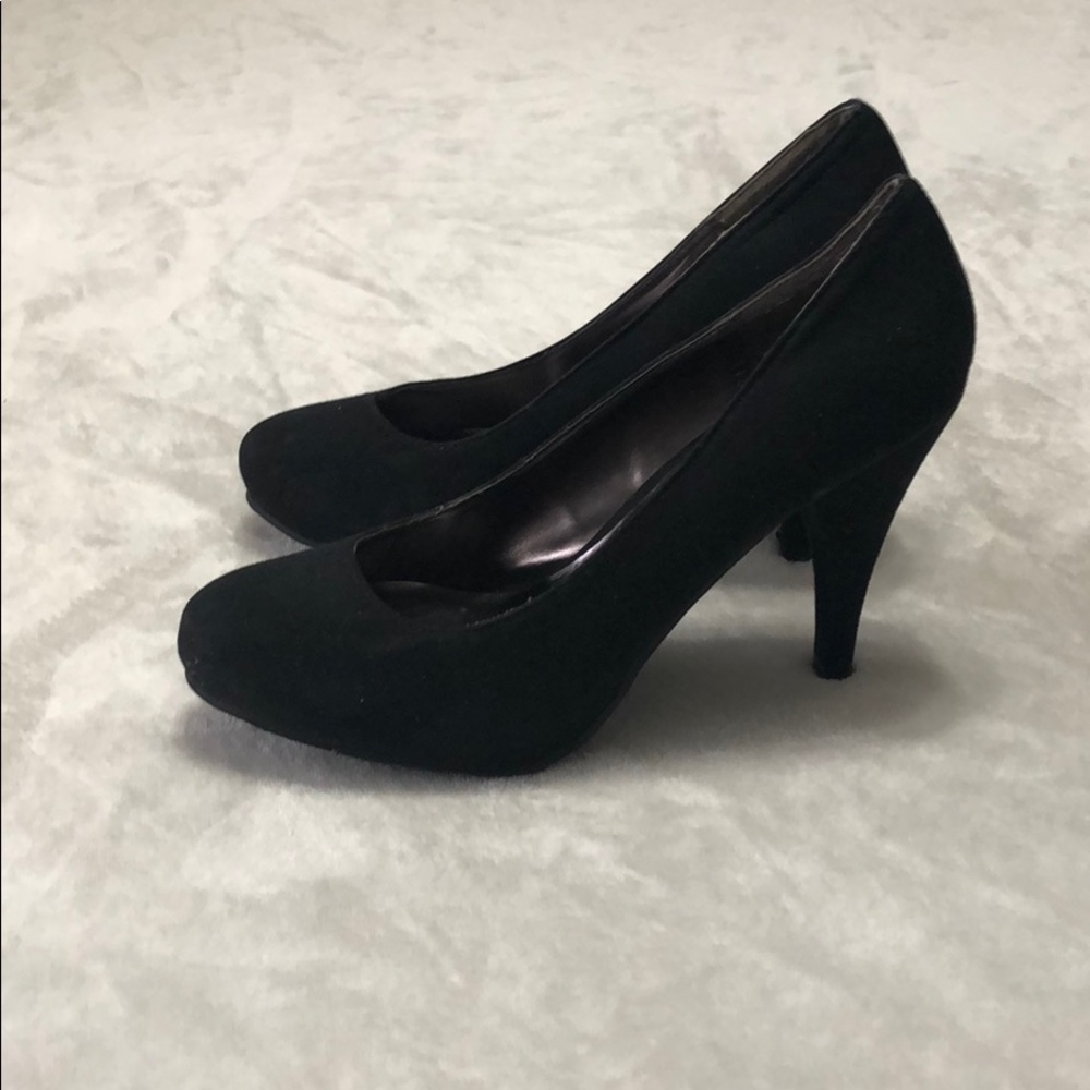 GLO Black Suede Closed Toe Heels Size 8
